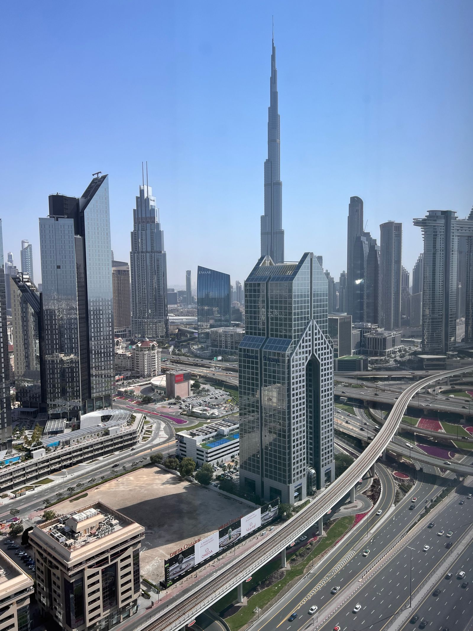 لوائح الطائرات بدون طيار في الإمارات: دليل GCAA و DCAA الشامل